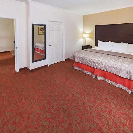 La Quinta By Wyndham Columbus Tx Hotel Exterior photo