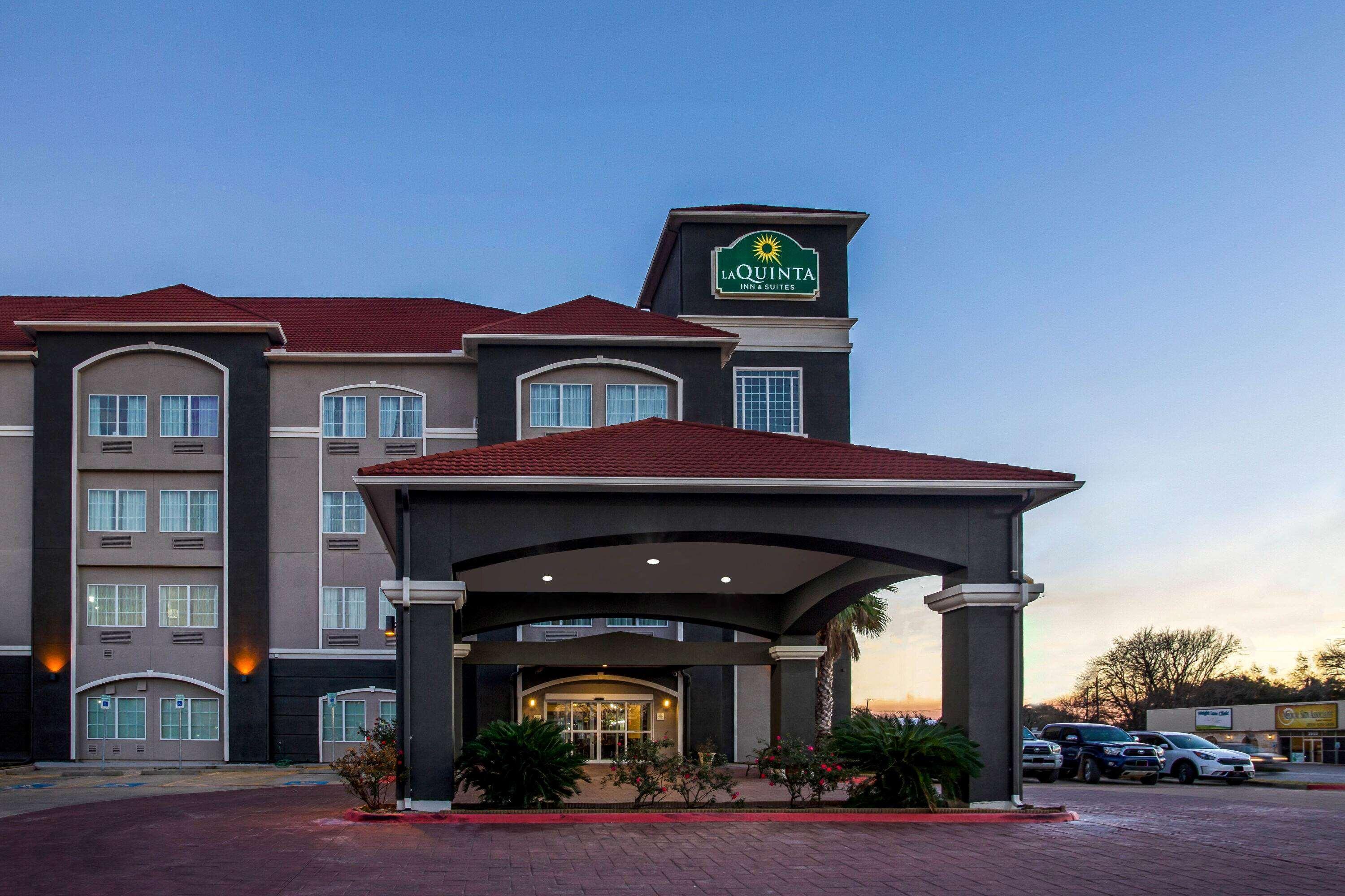La Quinta By Wyndham Columbus Tx Hotel Exterior photo