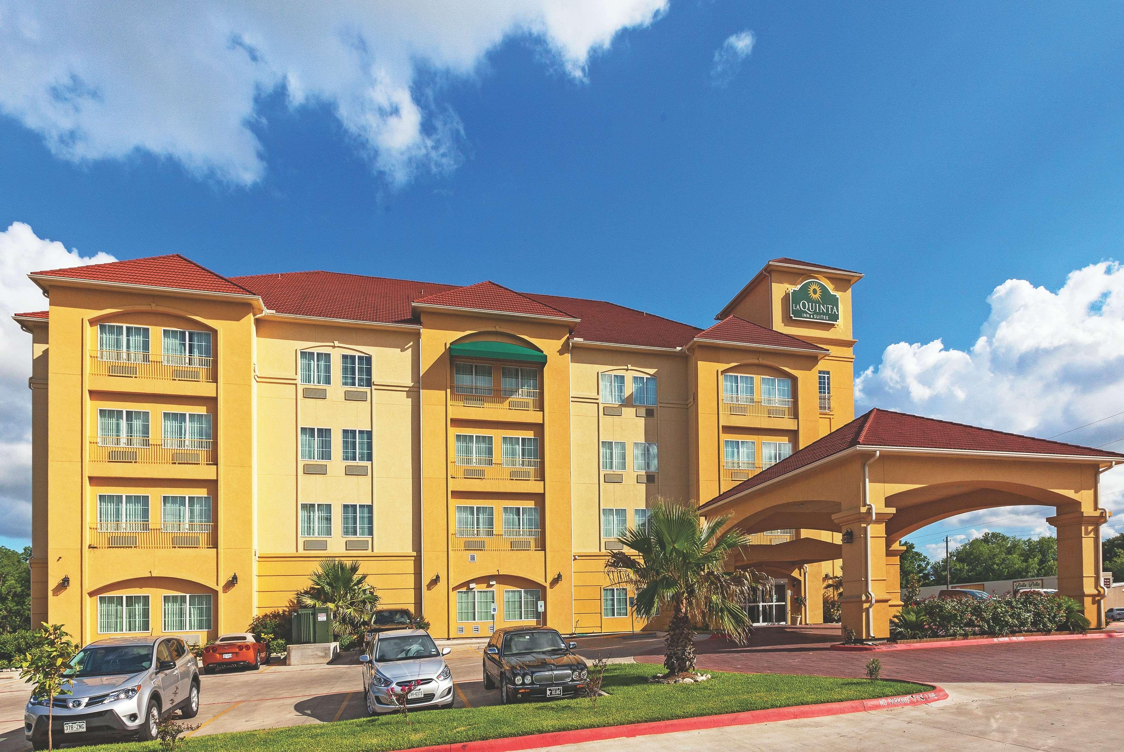 La Quinta By Wyndham Columbus Tx Hotel Exterior photo